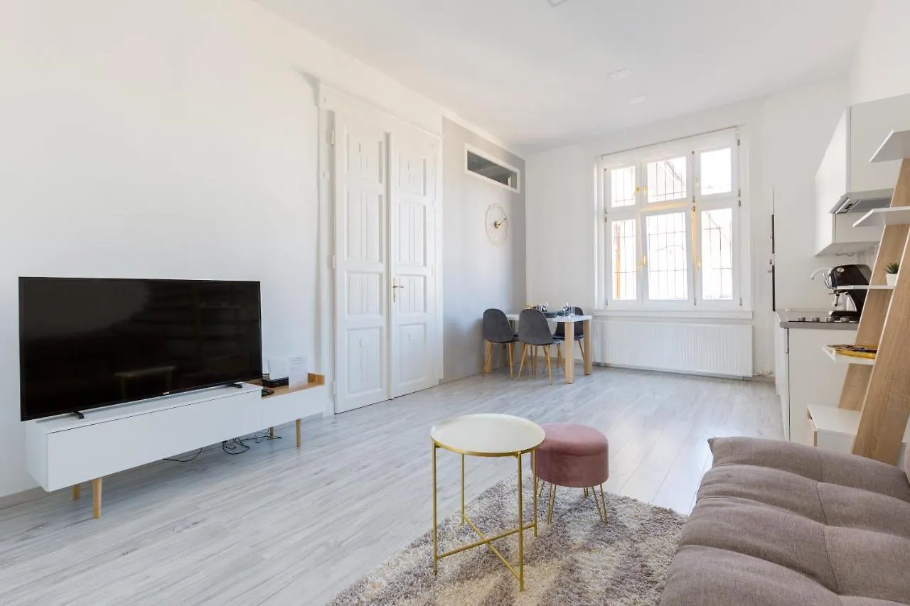 Designer Apartment On The Budapest Broadway With 2Br And Ac