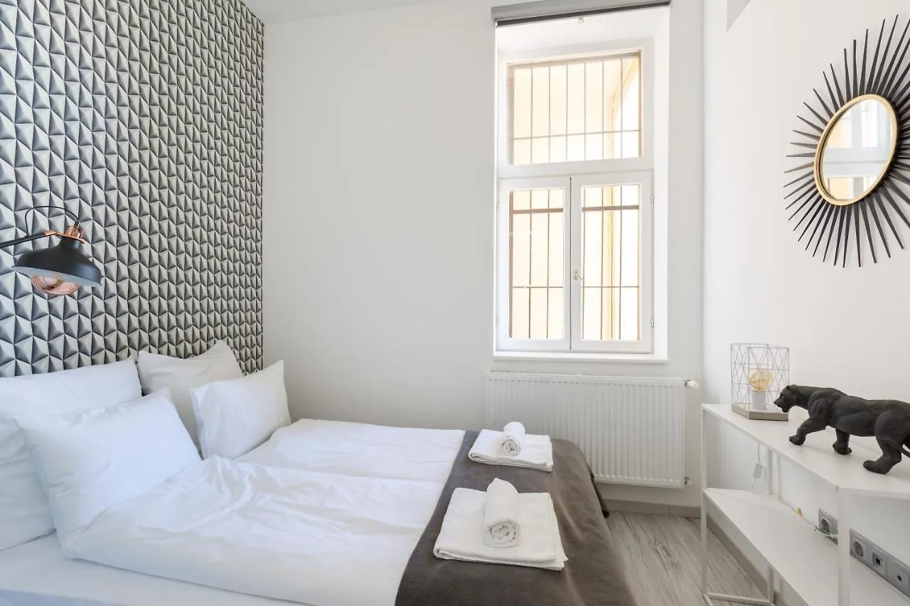Designer Apartment On The Budapest Broadway With 2Br And Ac